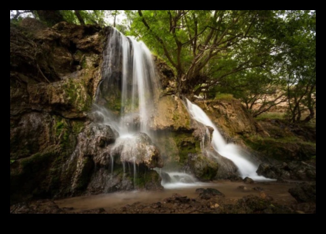 Waterfall Wonders: Δυναμικές οθόνες της φύσης σε διαφορετικές ρυθμίσεις