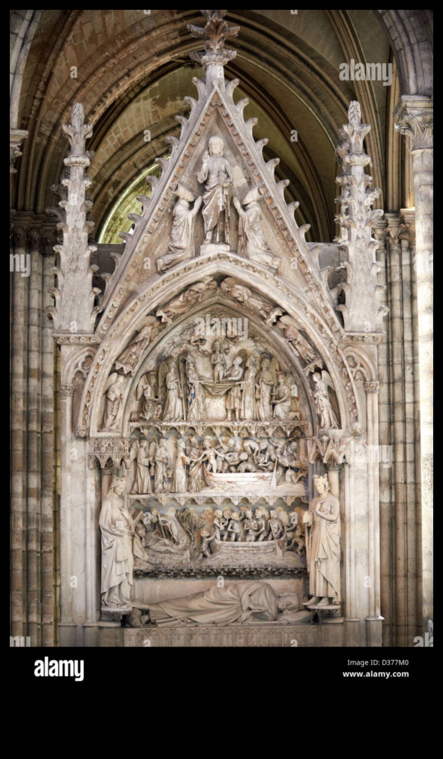 Μεγαλοπρεπή Μαυσωλεία: Γοτθικοί Τάφοι και Ταφική Τέχνη