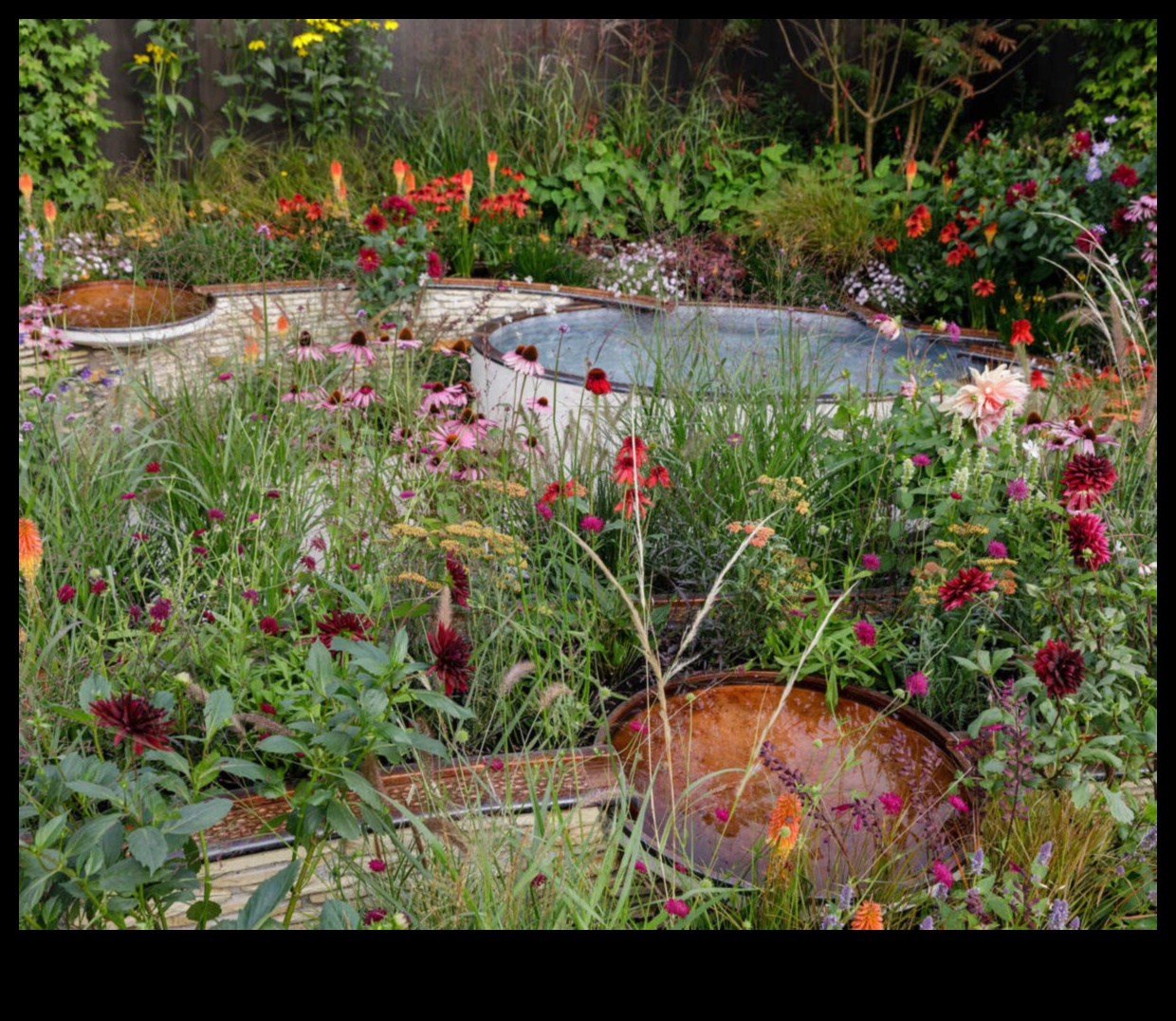 Harmony in Bloom: Κομψές πινελιές για το καταφύγιο του κήπου σας