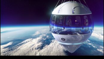 Cosmic Vessels: Sailing the Celestial Seas με υπερσύγχρονο διαστημόπλοιο