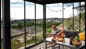 Radiant Retreat: Ανυψώστε τον κήπο σας με κομψές πινελιές