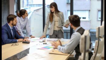 Ανυψώστε και προσαρμοστείτε: Στρατηγικές για επιτυχία σε συνεχώς μεταβαλλόμενες επιχειρηματικές τάσεις