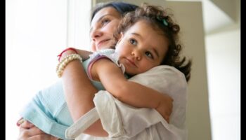 Εγκάρδιες αγκαλιές: Χτίζοντας συναισθηματικούς δεσμούς στην ανάπτυξη του μωρού