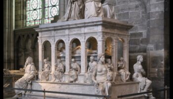 Μεγαλοπρεπή Μαυσωλεία: Γοτθικοί Τάφοι και Ταφική Τέχνη